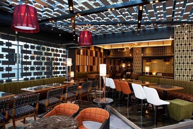 工業(yè)風(fēng)餐廳設(shè)計(jì)：重塑粗獷與時(shí)尚的味覺交響